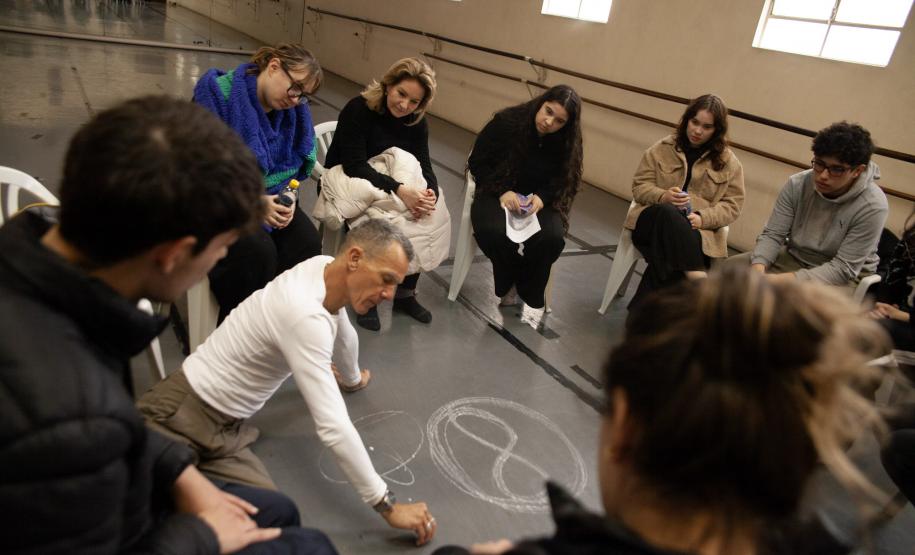 Curso gratuito do Teatro Guaíra forma 95 artistas em 2025