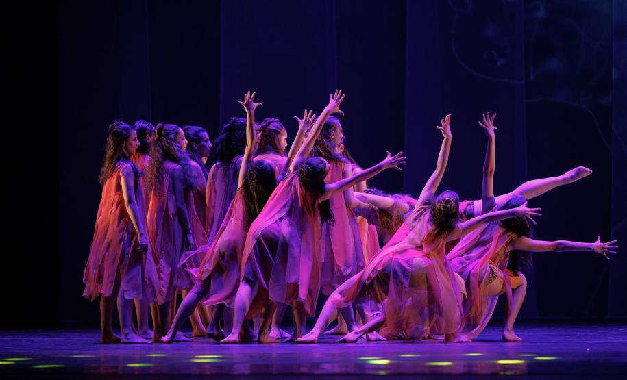 Espetáculo ALGO/RITMO da Escola de Dança Teatro Guaíra