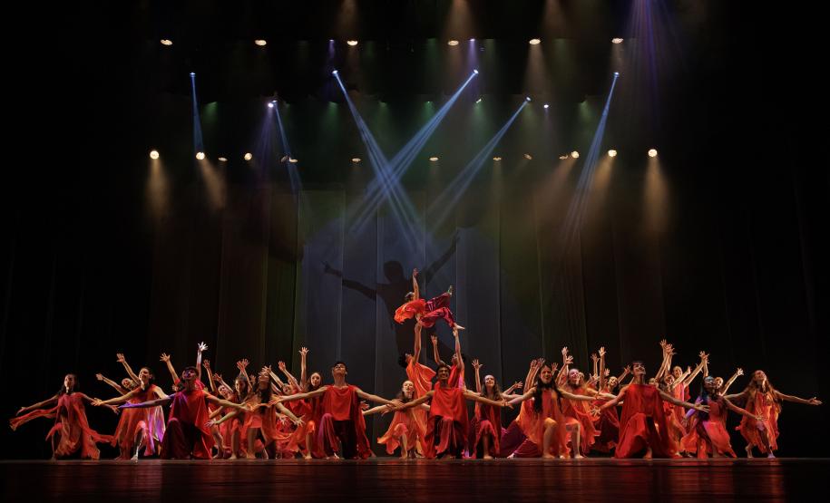 Espetáculo ALGO/RITMO da Escola de Dança Teatro Guaíra