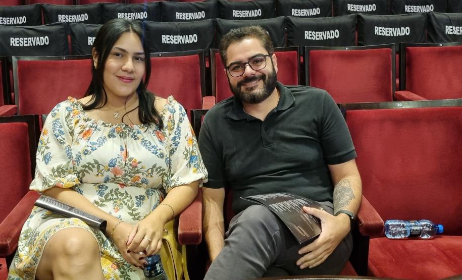 Giulia Vasconcelos assistiu a orquestra pela primeira vez e Nirlando Oliveira, que acompanhou a orquestra em vários concertos.