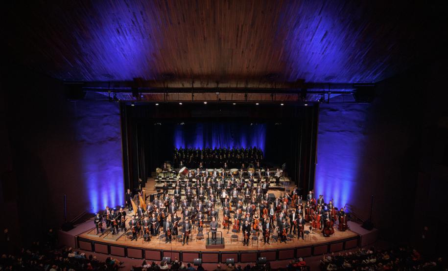 O concerto de aniversário da OSP foi executado em uma formação monumental, reunindo 116 instrumentistas no palco, além de um coro com 80 vozes.
