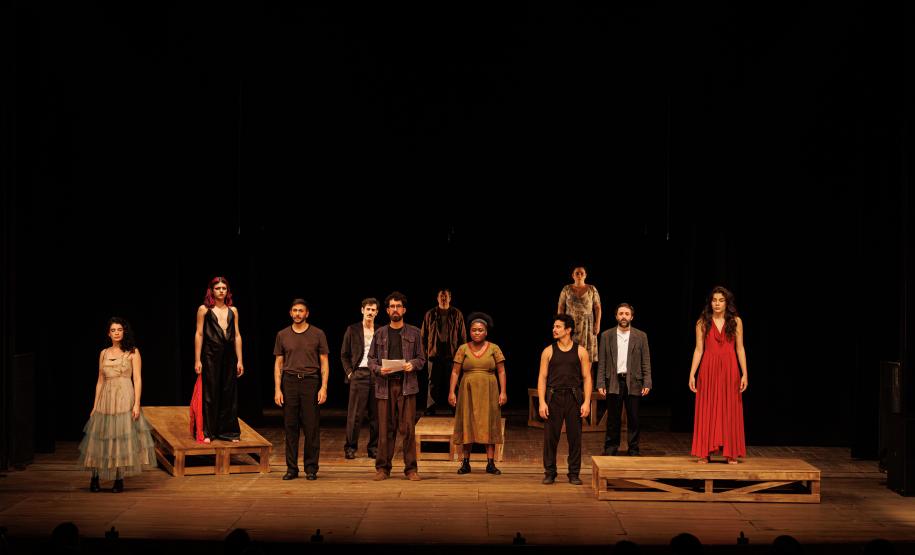 Peça "Daqui Ninguém Sai", do Teatro de Comédia do Paraná