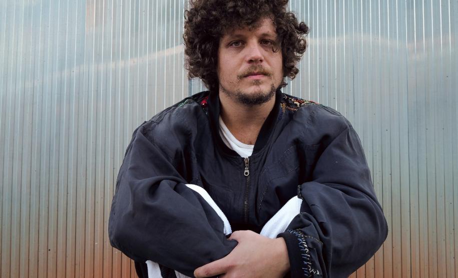 Turnê de Chico Chico “Let It Burn /Deixa Arder” chega ao Guairinha em duas apresentações