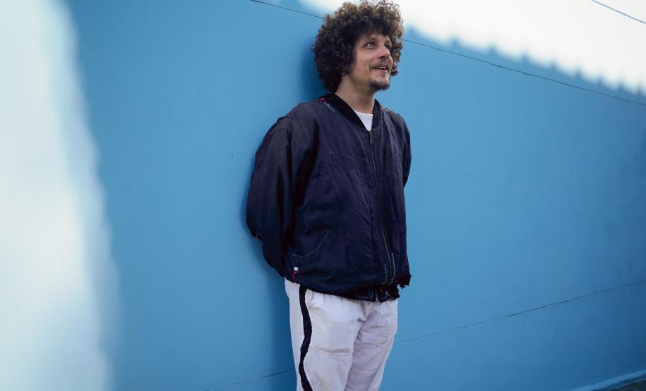 Turnê de Chico Chico “Let It Burn /Deixa Arder” chega ao Guairinha em duas apresentações