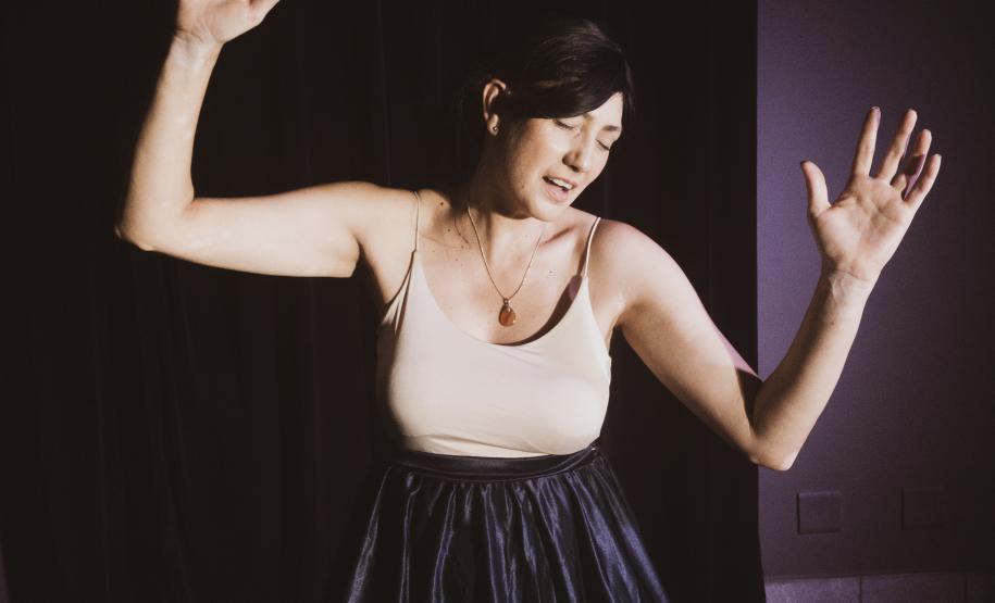 “Ísis”: Vida Santos leva ao Miniauditório um monólogo intimista sobre a memória de uma mulher