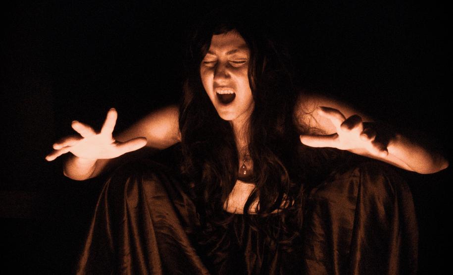 “Ísis”: Vida Santos leva ao Miniauditório um monólogo intimista sobre a memória de uma mulher