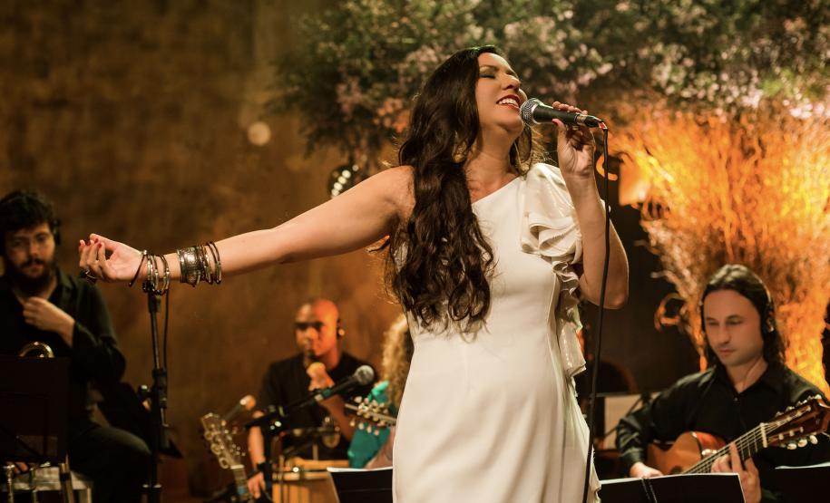 Uma série de atrações  da Oficina de Música de Curitiba estarão presentes nos palcos do Teatro Guaíra, entre elas a apresentação de Maytê Corrêa no show  Minhas Andanças , que acontece no Guairinha.