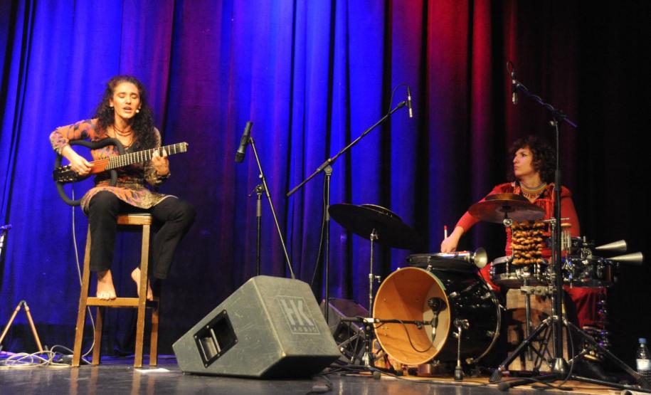 Uma série de atrações  da Oficina de Música de Curitiba estarão presentes nos palcos do Teatro Guaíra, entre elas a apresentação do duo   de Badi Assad e Simone Sou  em  Mulheres do Mundo, no palco do Guairinha.