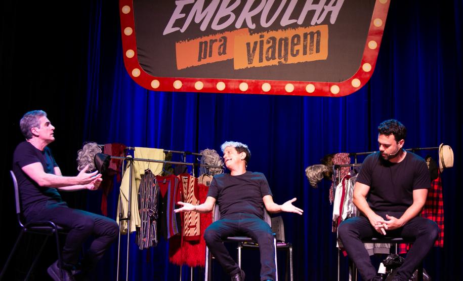 Grupo “Embrulha Pra Viagem”, desembarca em Curitiba com humor afiado e sucesso de público