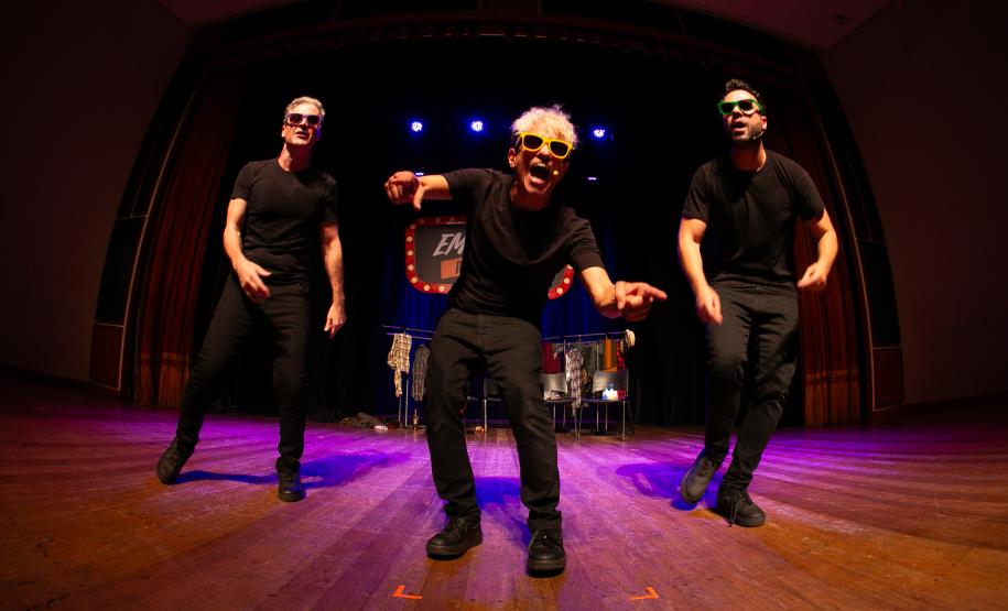 Grupo “Embrulha Pra Viagem”, desembarca em Curitiba com humor afiado e sucesso de público