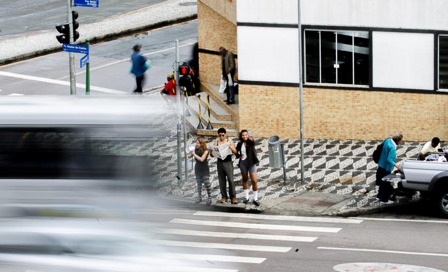 Quando o beijo vira manchete: “Beijo e Alfalto ou O Fato É:” estreia no Mini Guaíra com sessões gratuitas e acessíveis