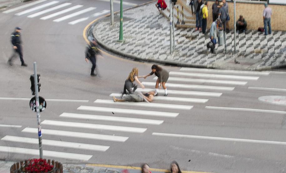Quando o beijo vira manchete: “Beijo e Alfalto ou O Fato É:” estreia no Mini Guaíra com sessões gratuitas e acessíveis