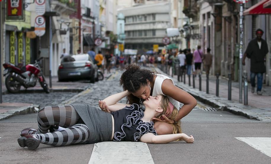 Quando o beijo vira manchete: “Beijo e Alfalto ou O Fato É:” estreia no Mini Guaíra com sessões gratuitas e acessíveis