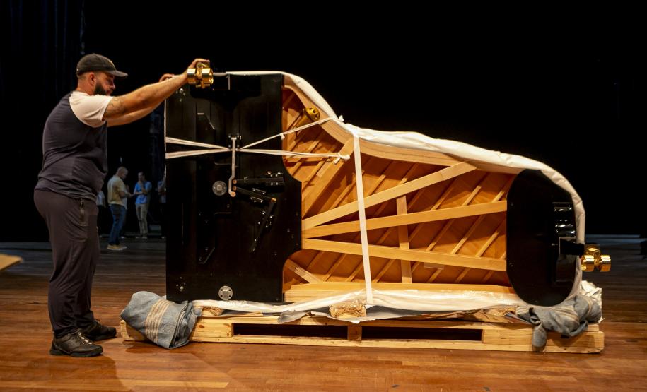 Montagem do novo piano da Orquestra Sinfônica do Paraná levou três dias para ficar concluído. Novo instrumento será apresetnado ao público em março.