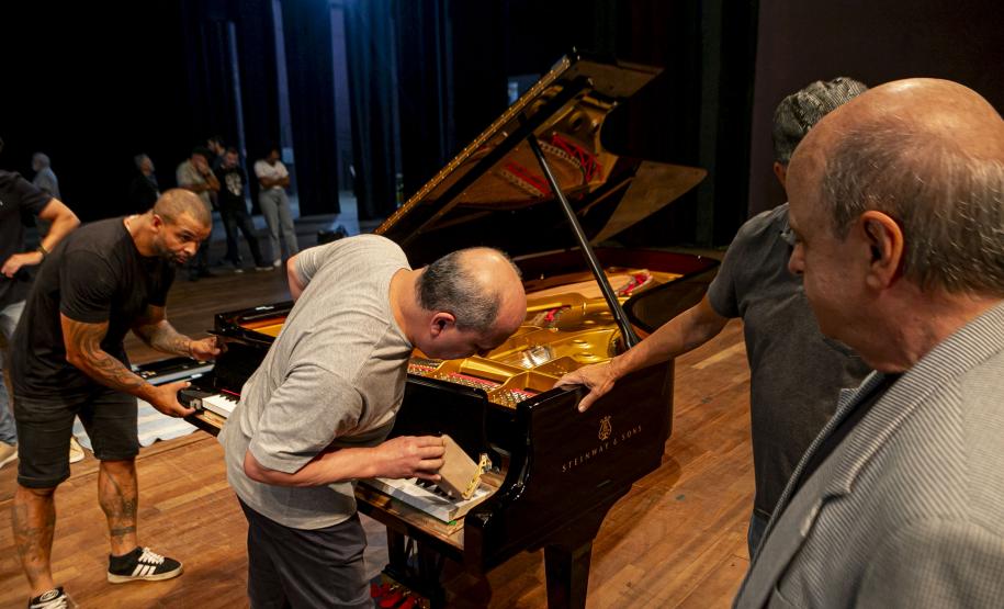 Montagem do novo piano da Orquestra Sinfônica do Paraná levou três dias para ficar concluído. Novo instrumento será apresetnado ao público em março.