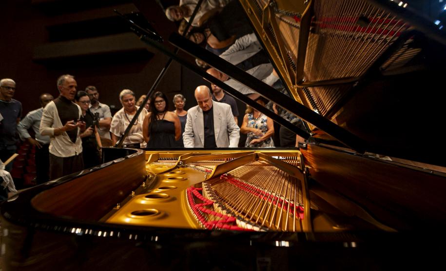 Montagem do novo piano da Orquestra Sinfônica do Paraná levou três dias para ficar concluído. Novo instrumento será apresetnado ao público em março.