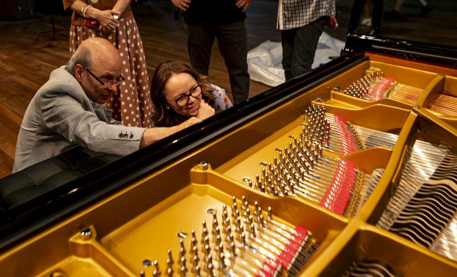 Montagem do novo piano da Orquestra Sinfônica do Paraná levou três dias para ficar concluído. Novo instrumento será apresetnado ao público em março.