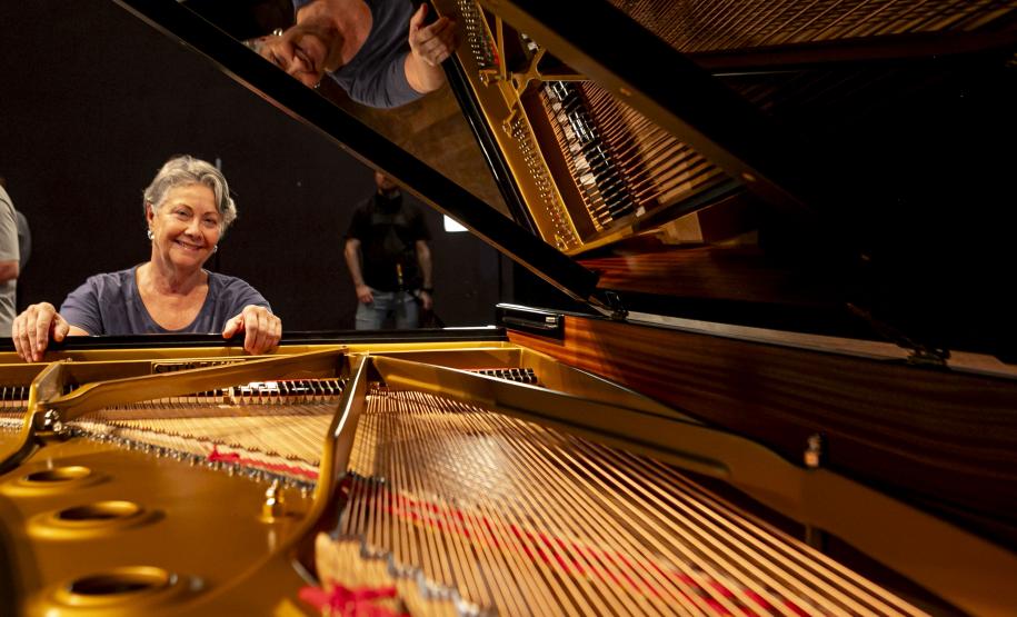 Montagem do novo piano da Orquestra Sinfônica do Paraná levou três dias para ficar concluído. Novo instrumento será apresetnado ao público em março.