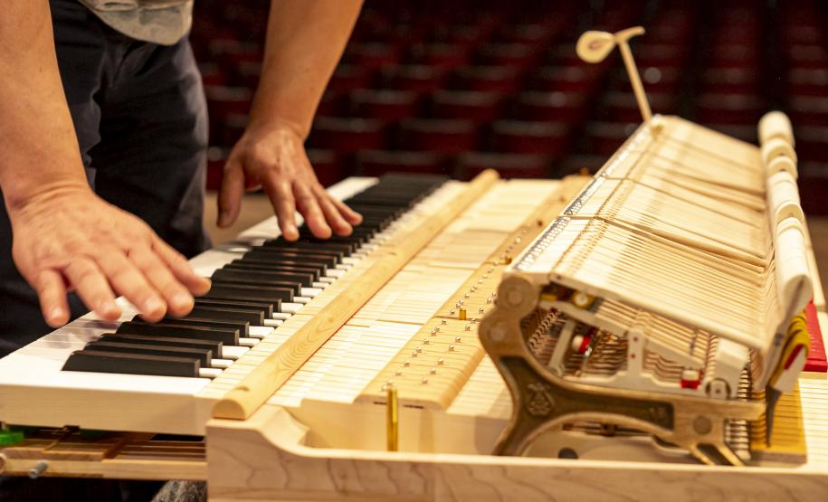 Montagem do novo piano da Orquestra Sinfônica do Paraná levou três dias para ficar concluído. Novo instrumento será apresetnado ao público em março.