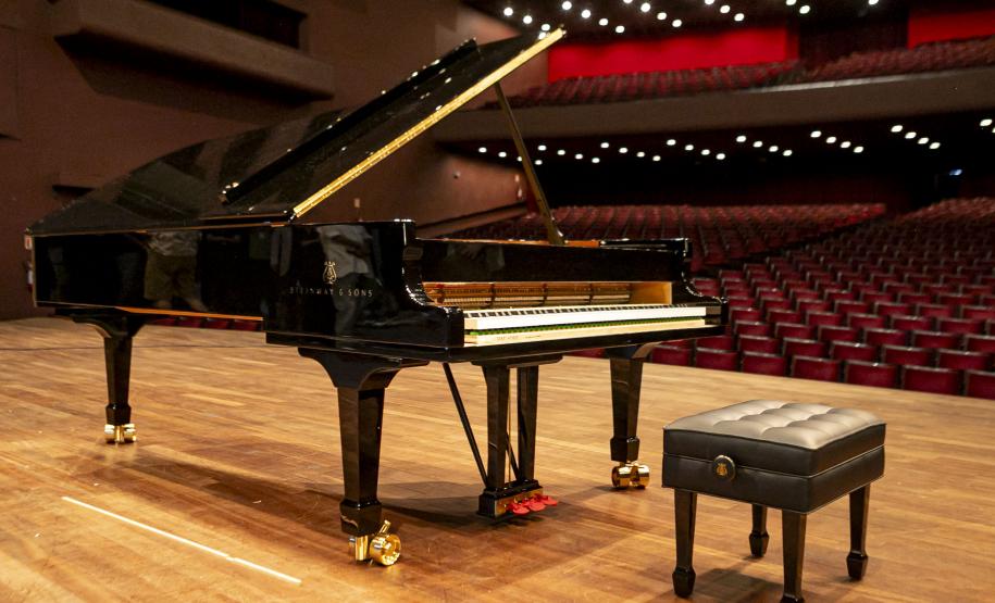 Montagem do novo piano da Orquestra Sinfônica do Paraná levou três dias para ficar concluído. Novo instrumento será apresetnado ao público em março.