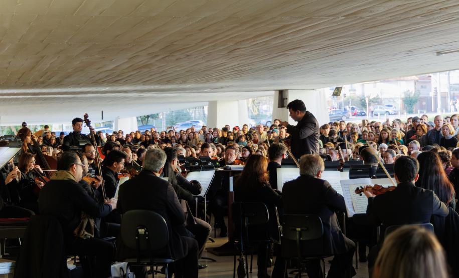 A série de concertos Mostly Mozart no Mon com a Orquestra Sinfônica do Paraná está de volta em 2026. A primeira apresentação será neste sábado(28) às 16h.