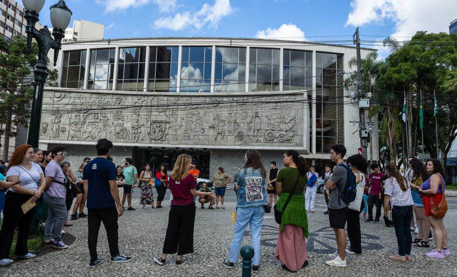 Teatro Guaíra recebe visitas mediadas pelos bastidores da 34ª edição do Festival de Curitiba, com Garalhufa