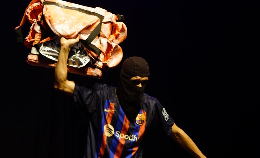 Cabo Enrolado” encena a formação do sujeito periférico no Teatro José Maria Santos