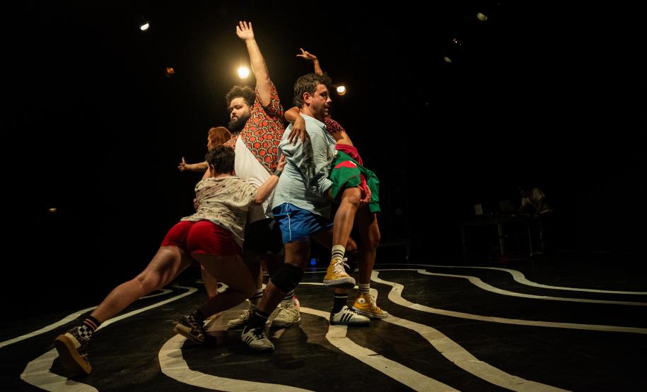 "Deriva" celebra os 18 anos da Súbita Companhia de Teatro no Teatro José Maria Santos