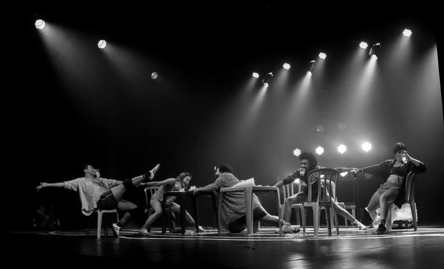 "Deriva" celebra os 18 anos da Súbita Companhia de Teatro no Teatro José Maria Santos