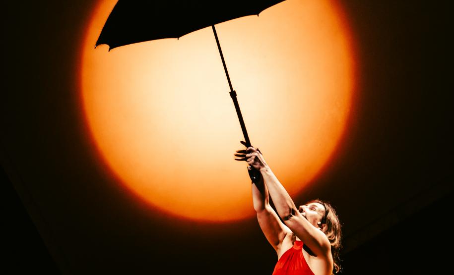 Entre o riso e a ruína:  Armazém Companhia de Teatro  apresenta "Dias Felizes"