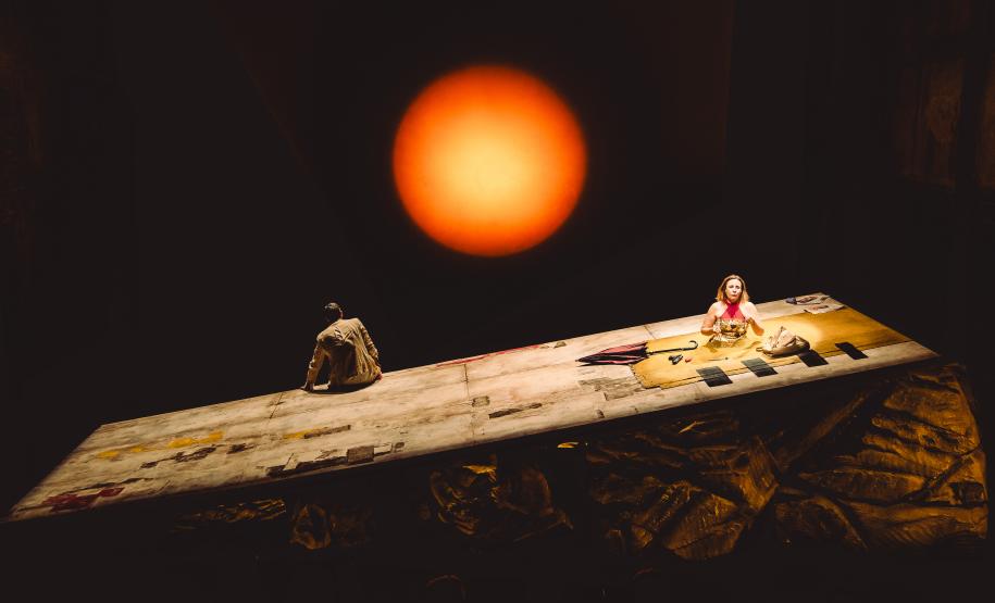 Entre o riso e a ruína:  Armazém Companhia de Teatro  apresenta "Dias Felizes"