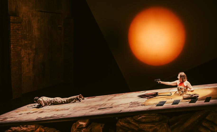 Entre o riso e a ruína:  Armazém Companhia de Teatro  apresenta "Dias Felizes"