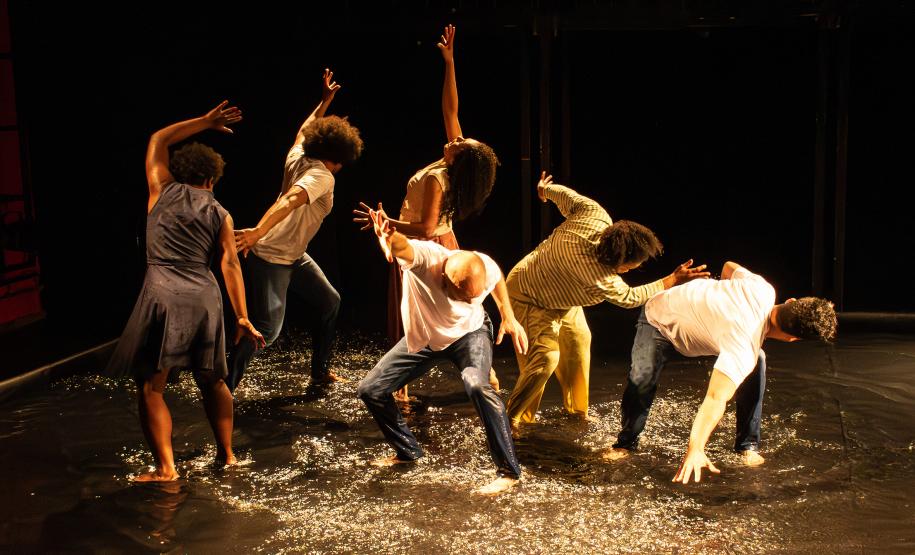 "A Boca Que Tudo Come Tem Fome": Histórias de cárcere e liberdade em espetáculo do Festival de Curitiba