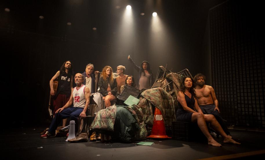 Grupo Galpão faz reflexão sobre o presente em “(Um) Ensaio Sobre a Cegueira”