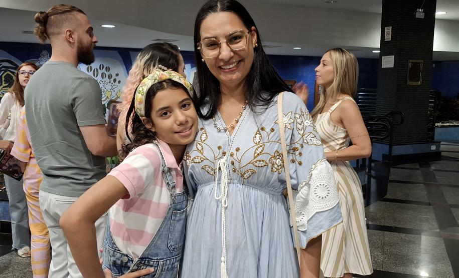 Estreia da temporada 2026 da G2 Cia de Dança emociona o público de Maringá. Na imagem, a estudante Maria Eduarda Oliveira, de 10 anos, com mãe,  contou que se impressionou com a forma como os bailarinos incorporam a ideia das marionetes na cena.
