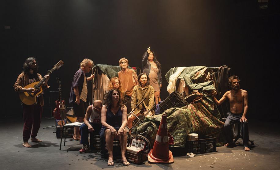 Grupo Galpão faz reflexão sobre o presente em “(Um) Ensaio Sobre a Cegueira”