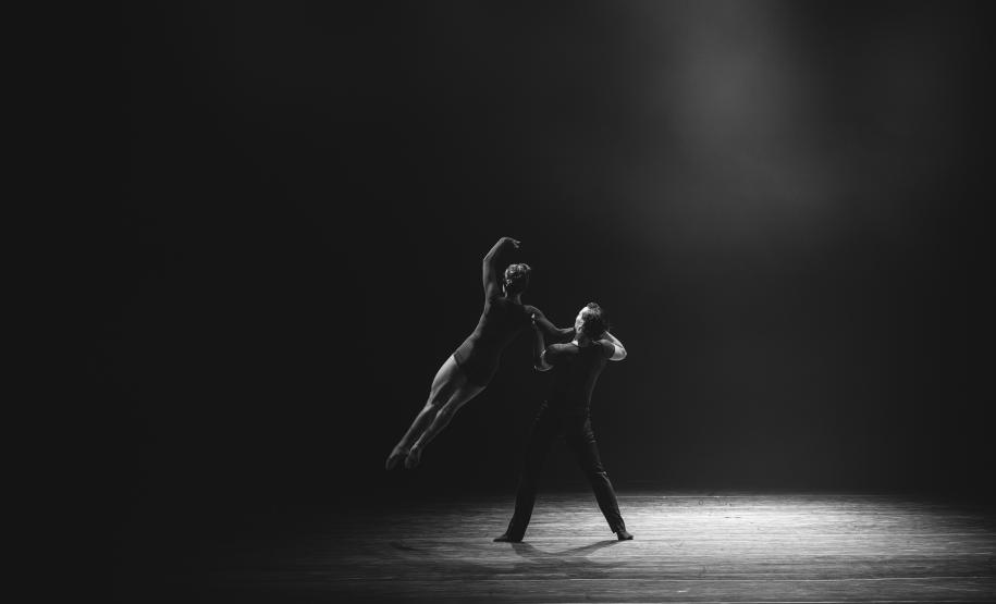 O Balé Teatro Guaíra abriu oficialmente sua temporada de apresentações de 2026 com “Tempo de Movimento”, que reuniu quase seis mil pessoas.