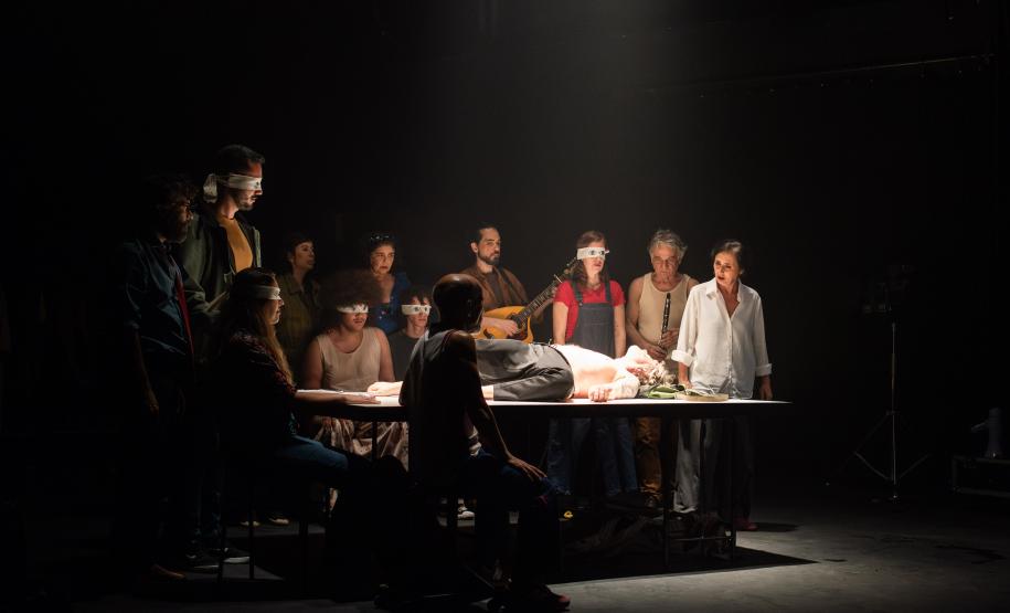 Grupo Galpão faz reflexão sobre o presente em “(Um) Ensaio Sobre a Cegueira”