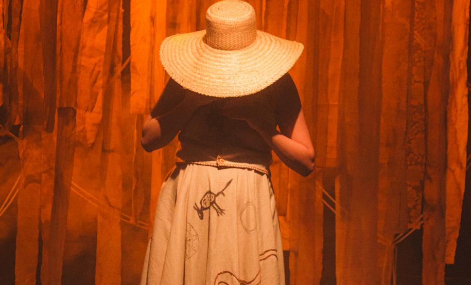 “Aos Companheiros de Estrada” retorna a Curitiba e transforma o sertão em travessia viva no palco do miniauditório do Guaíra