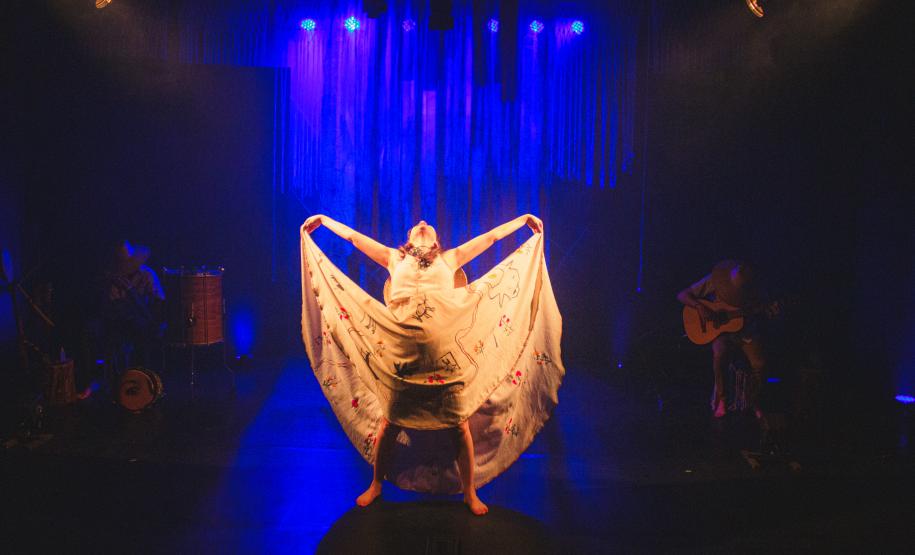 “Aos Companheiros de Estrada” retorna a Curitiba e transforma o sertão em travessia viva no palco do miniauditório do Guaíra