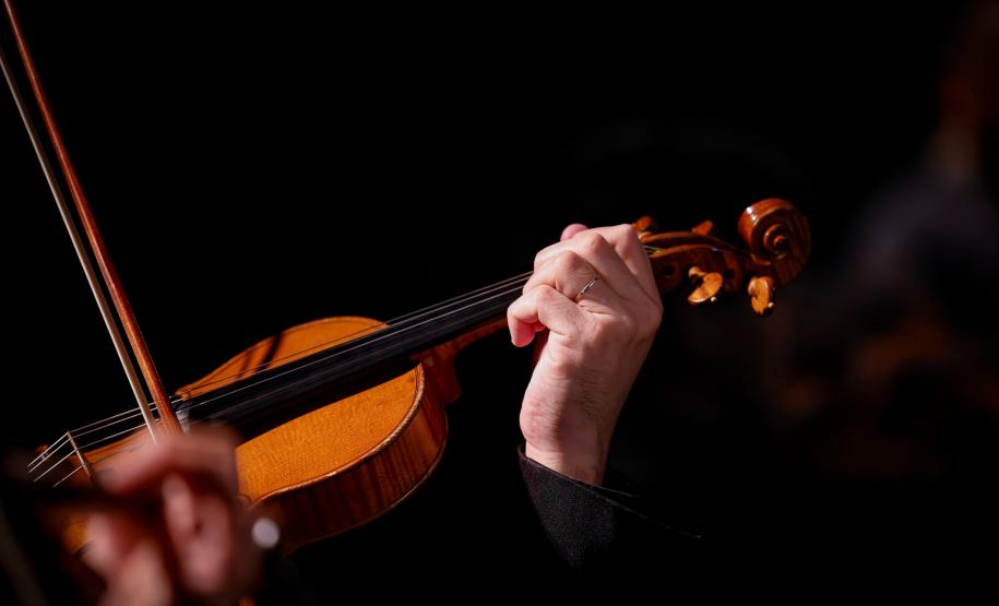 Orquestra Sinfônica do Paraná encanta crianças em concerto didático em Araucária