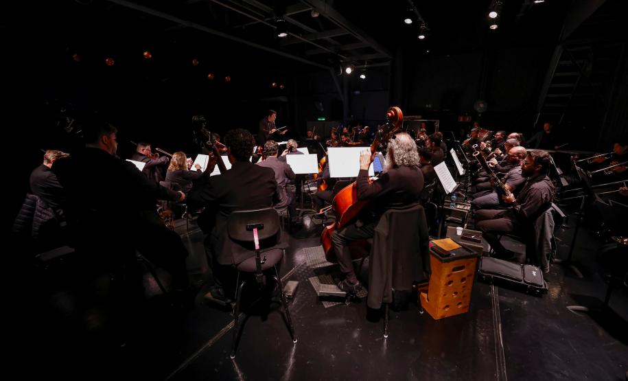 Orquestra Sinfônica do Paraná encanta crianças em concerto didático em Araucária