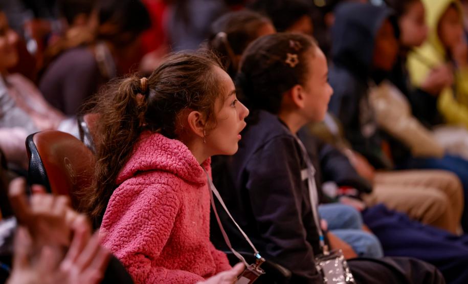 Orquestra Sinfônica do Paraná encanta crianças em concerto didático em Araucária