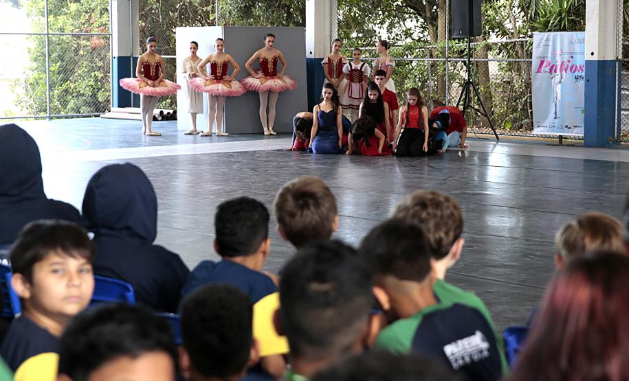 Escola de Dança Teatro Guaíra faz primeira apresentação de 2026 do projeto Guaíra para Todos.