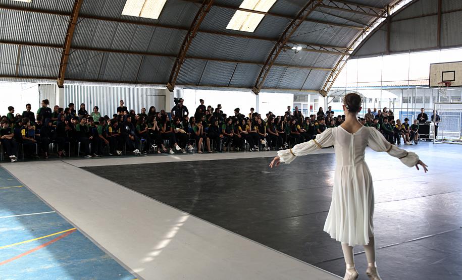 Escola de Dança Teatro Guaíra faz primeira apresentação de 2026 do projeto Guaíra para Todos.