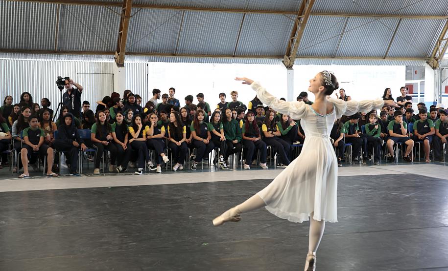 Escola de Dança Teatro Guaíra faz primeira apresentação de 2026 do projeto Guaíra para Todos.