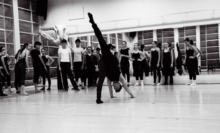 Aula com bailarino do Grupo Corpo amplia formação de alunos da EDTG