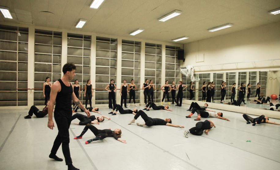 Aula com bailarino do Grupo Corpo amplia formação de alunos da EDTG
