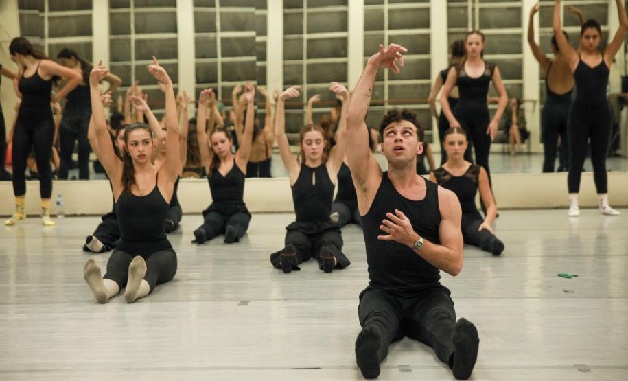 Aula com bailarino do Grupo Corpo amplia formação de alunos da EDTG