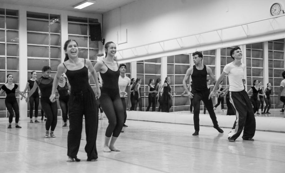 Aula com bailarino do Grupo Corpo amplia formação de alunos da EDTG